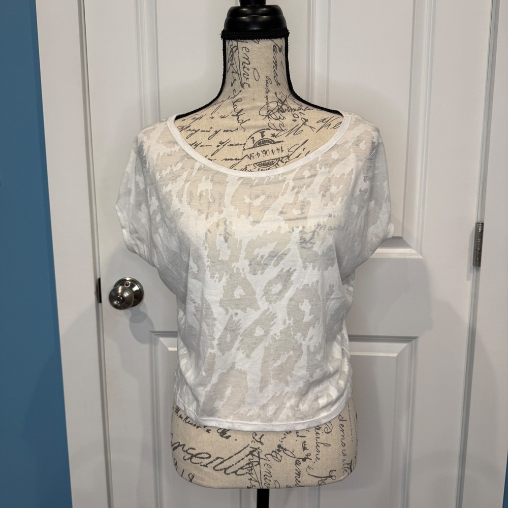 Kirra Women White Grey Burnout Animal Print Short Sleeve Scoop Neck Top‎ Size XS
